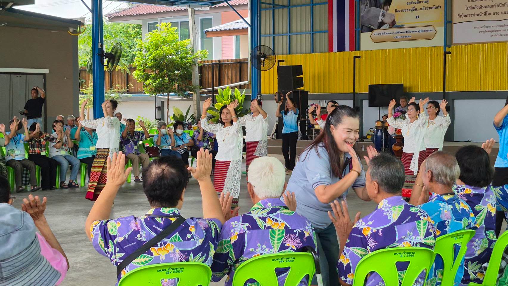 อบจ.สมุทรสงคราม ร่วมกิจกรรมโครงการวันผู้สูงอายุองค์การบริหารส่วนตำบลท้ายหาด 